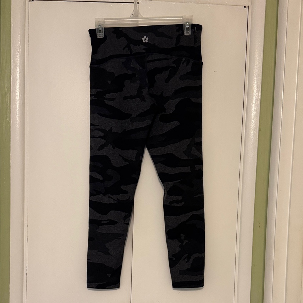 Tuff Athletics Women’s Black Camouflage Leggings size small - Picture 2 of 4